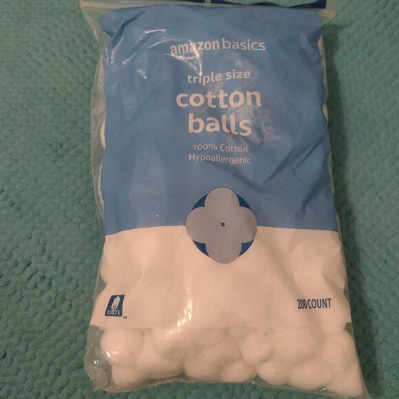 NEW pack of 200 cotton balls - triple size, Amazon Basics - Picture 1 of 2